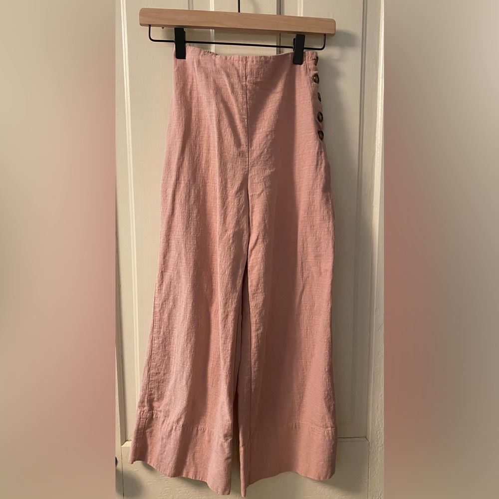 Woman’s linen blend light pink high waist wide leg pant.  Sooo flattering. XS
